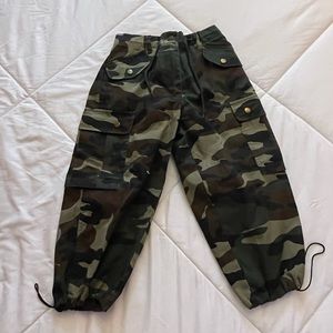Army print Cargo capri’s